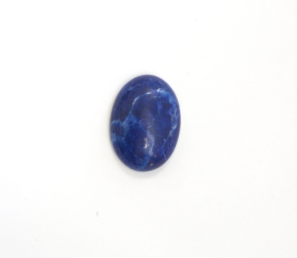 Dyed magnesite