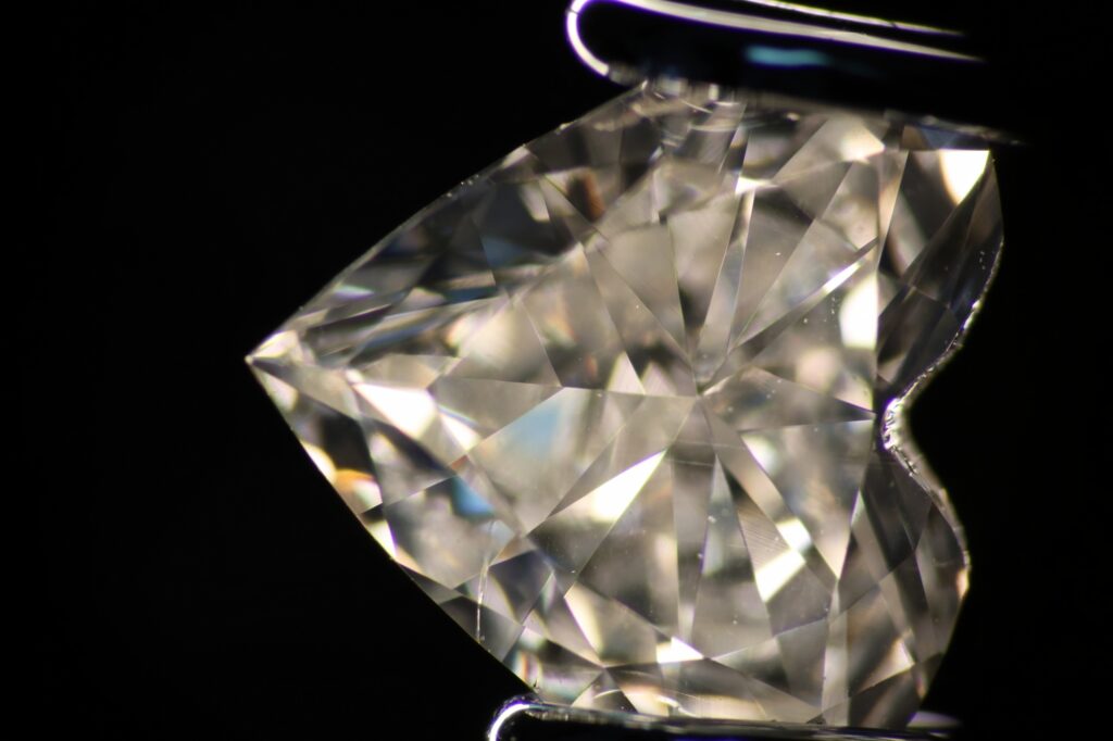 Beginner's Guide: The 8 most popular diamond cuts and shapes - diamond cuts - Clouds in diamond AA22 GK 1