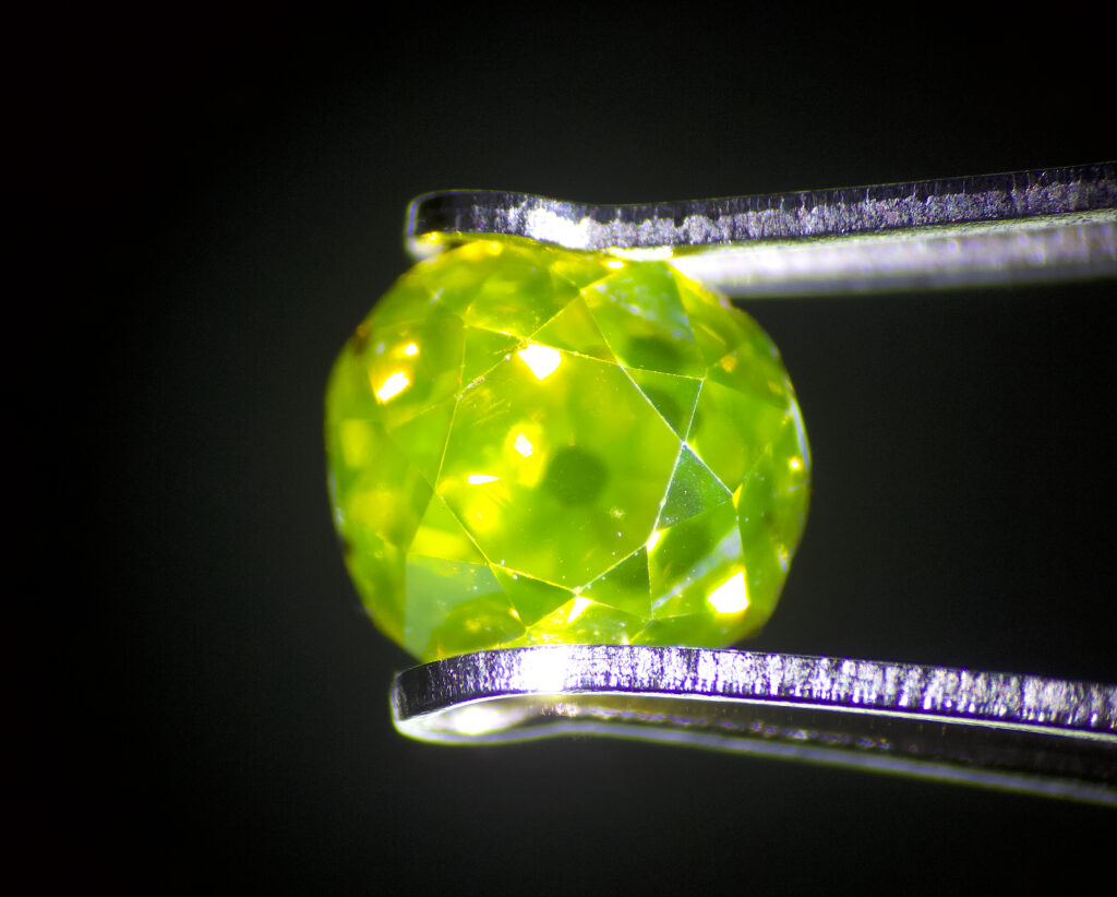 Fluorescence in Diamonds - Fluorescence in Diamonds - Diamond Type 1b natural yellow SWT GK 2
