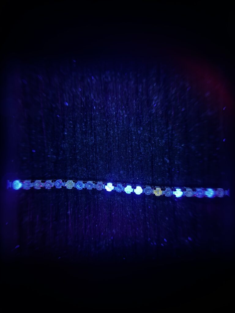 Fluorescence in Diamonds - Fluorescence in Diamonds - Fluorescent diamond braclet GK 1