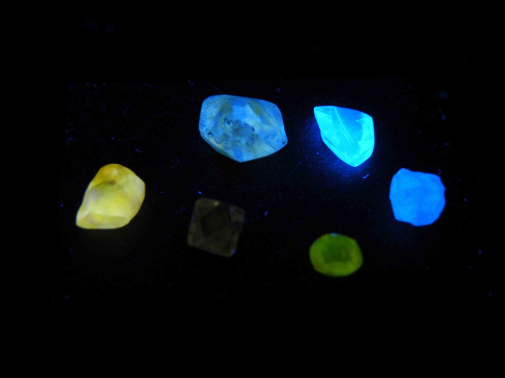 Fluorescence in Diamonds - Fluorescence in Diamonds - UV Diamond LWUV 3842 PD